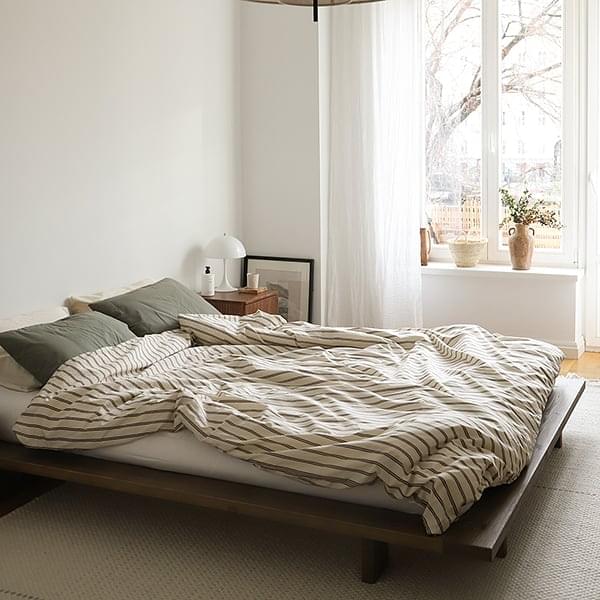 Japón: una cama de inspiración japonesa, un toque danés y una madera maciza  de calidad Cama JAPAN, estructura de madera natural en bruto, futón confort  - Para colchones de 140 x 200