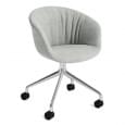 Le fauteuil à roulettes About a Chair par HAY - AAC25 SOFT - Structure en polypropylène, assise intégrale en tissu, montée sur mousse Oeko-Tex, piétement en aluminium munis de roulettes - l'art du design nordique