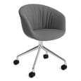 Le fauteuil à roulettes About a Chair par HAY - AAC25 SOFT - Structure en polypropylène, assise intégrale en tissu, montée sur mousse Oeko-Tex, piétement en aluminium munis de roulettes - l'art du design nordique