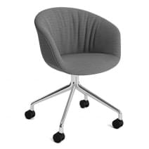 Le fauteuil &agrave; roulettes About a Chair par HAY - AAC25 SOFT - Structure en polypropyl&egrave;ne, assise int&eacute;grale en tissu, mont&eacute;e sur mousse Oeko-Tex, pi&eacute;tement en aluminium munis de roulettes - l'art du design nordique