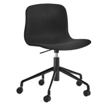 La chaise About a Chair par HAY - AAC51 - Assise int&eacute;grale en tissu, mont&eacute;e sur mousse Oeko-Tex, pi&eacute;tement en aluminium munis de