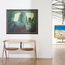 AVA, banc design et rembourr&eacute; en ch&ecirc;ne massif, par GAZZDA