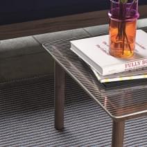 La collection de tables basses KOFI par HAY, verre et bois.