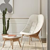 UCHIWA: un sill&oacute;n y una otomana en roble macizo, hechos con hermosas composiciones de cuero y tela. HAY