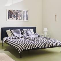 TAMOTO cama: estructura de acero, cabecero acolchado de madera contrachapada y telas. HAY