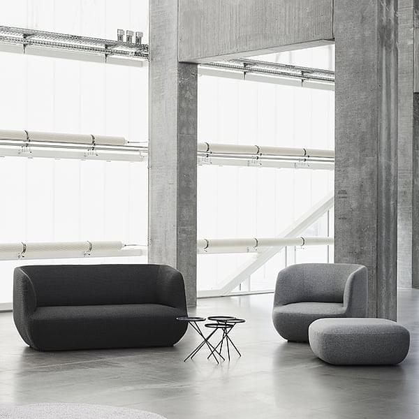 CLAY di SOFTLINE, una poltrona, un divano, un pouf: un design organico,  elegante e minimalista.