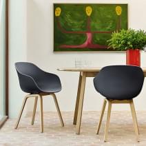 La chaise About a Chair par HAY - r&eacute;f. AAC222 et AAC222 DUO - assise en polypropyl&egrave;ne recycl&eacute;, pi&eacute;tement en bois, ch&ecirc;ne ou noyer