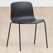 La chaise About a Chair par HAY - r&eacute;f. AAC16 et AAC16 DUO - assise en polypropyl&egrave;ne recycl&eacute;, empilable, pi&eacute;tement acier cintr&eacute; 16 mm.