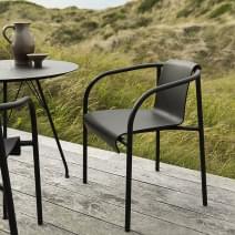 NAMI silla de exterior con reposabrazos, carcasa fabricada a partir de residuos pl&aacute;sticos, de HOUE