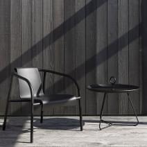 Chaise outdoor NAMI lounge avec accoudoirs, coque fabriqu&eacute;e &agrave; partir de d&eacute;chets plastiques, par HOUE