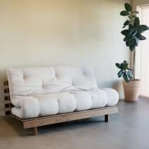ROOTS 160 : un sofa 160 cm convertible en lit. Pin massif, nombreux coloris. Karup design.