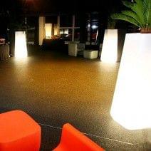 Le Pot modulaire ROCK GARDEN lumineux et g&eacute;ant, donne une note zen au jardin