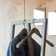 Le mini portant pour vêtements LOOP-2 par HAY se pose partout - gain de place et efficacité