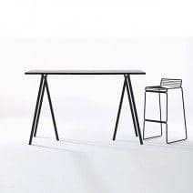 La Table haute LOOP par HAY est belle, design et abordable. Une table conviviale et facile &agrave; vivre