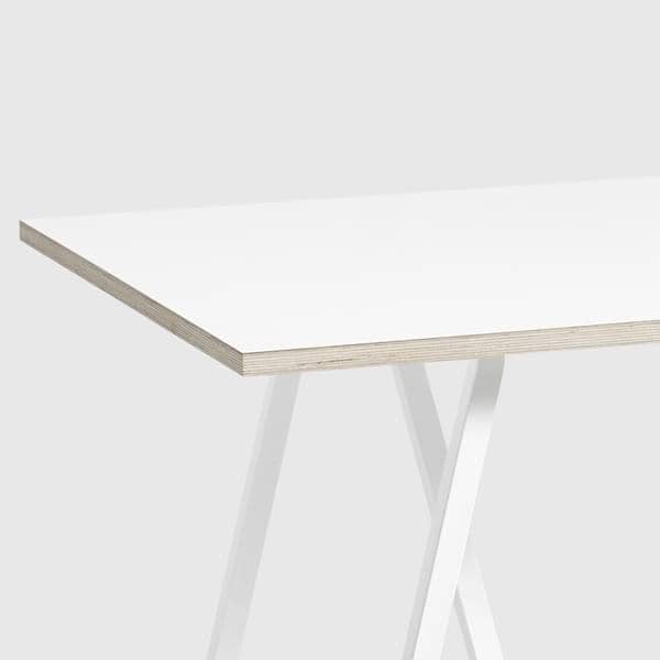La Table haute LOOP par HAY est belle, design et abordable. Une table conviviale et facile à vivre