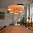 TOM ROSSAU - TR 5 Pendant Lys eller væglampe: træ eller aluminium lameller og design i deres bedste mix