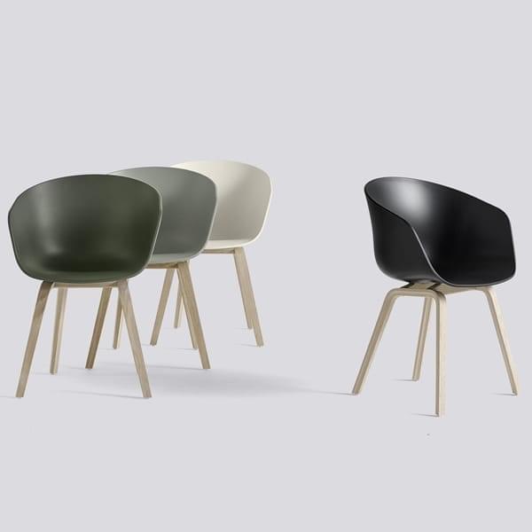 ABOUT A 椅, AAC22扶手椅 - 100% 再生塑膠，木質底座，可選固定墊。 乾草
