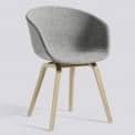 Le fauteuil About a Chair par HAY - réf. AAC23 et AAC43 - Structure en polypropylène, assise intégrale en tissu, montée sur mousse Oeko-Tex, piétement en bois, 2 hauteurs pour l'assise - l'art du design nordique