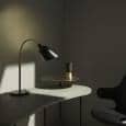 BELLEVUE coleção (lâmpada de parede, lâmpada de mesa and luminária de chão) criado por Arne Jacobsen em 1929. Um design intemporal. AND TRADITION