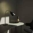 La Collection de luminaires BELLEVUE (applique, lampe de bureau et lampadaire) créée par Arne Jacobsen en 1929. Design intemporel.