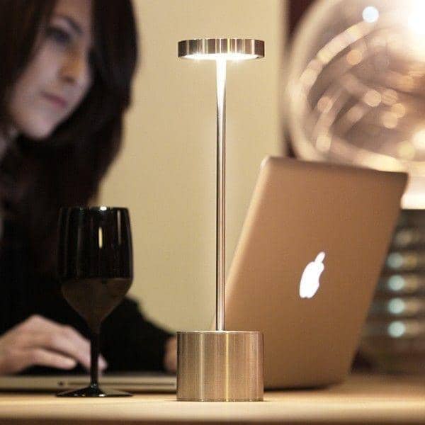 La Lampe sans fil LUXCIOLE, à LED : Lampe de table pour un usage intérieur  ou extérieur - nomade