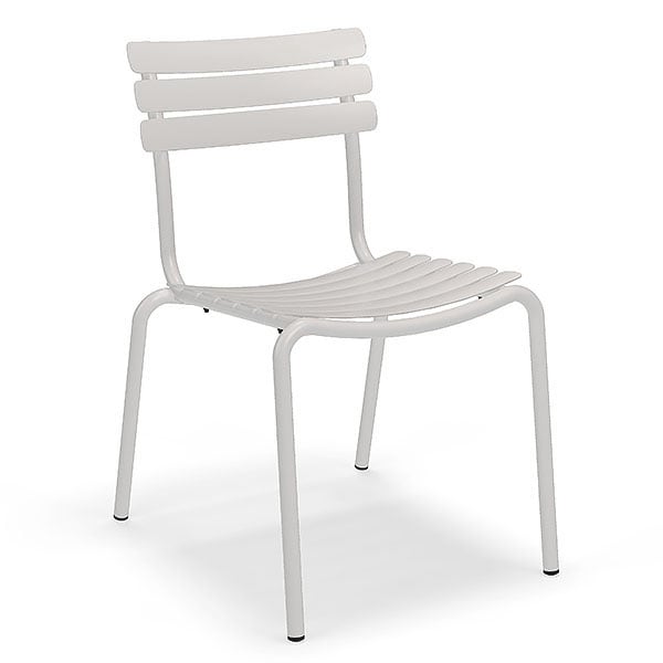 ALUA, una versatile sedia da pranzo impilabile in alluminio, con o senza...