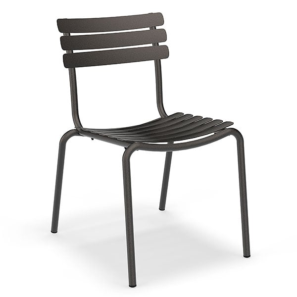 ALUA, una versatile sedia da pranzo impilabile in alluminio, con o senza...