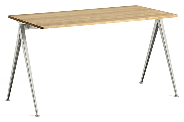 مجموعة PYRAMID بواسطة HAY. طاولات ومقاعد وطاولات قهوة مصنوعة من الخشب الصلب والفولاذ.