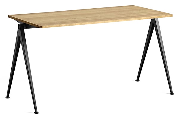 مجموعة PYRAMID بواسطة HAY. طاولات ومقاعد وطاولات قهوة مصنوعة من الخشب الصلب والفولاذ.