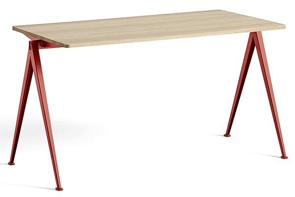 HAY的 XXPYRAMID 收藏。用实木和钢制成的桌子、长凳和咖啡桌。