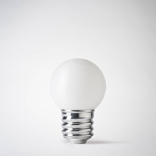 BASIC, una lampada da terra o una lampada da tavolo, presa in alluminio lucido, globo in polietilene