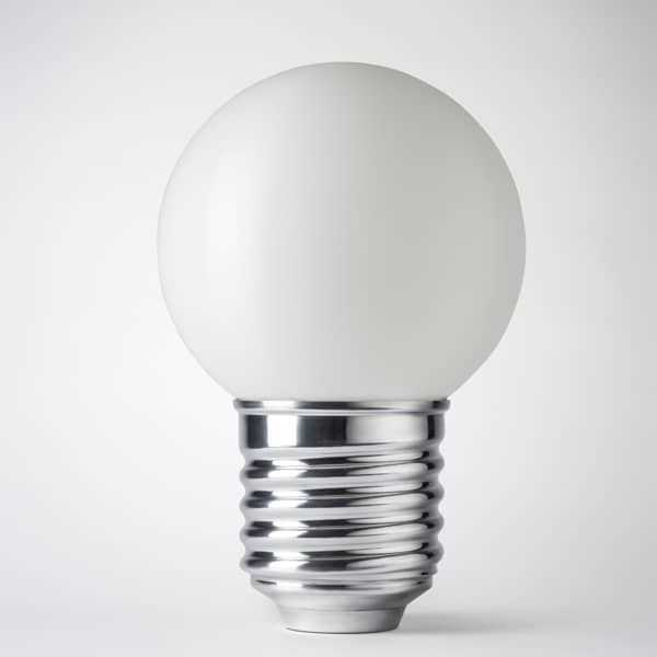 BASIC, une lampe à poser, douille en aluminium poli, globe en polyéthylène