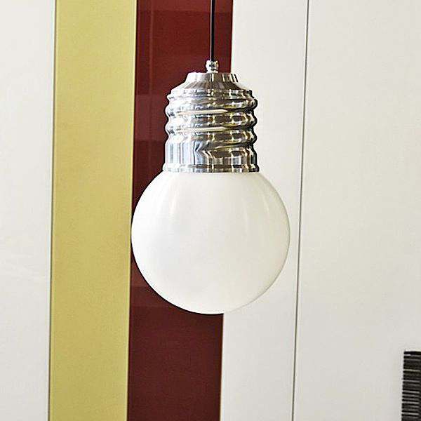 BASIC, uma lâmpada de teto agradável, manga de alumínio polido, globo de polietileno