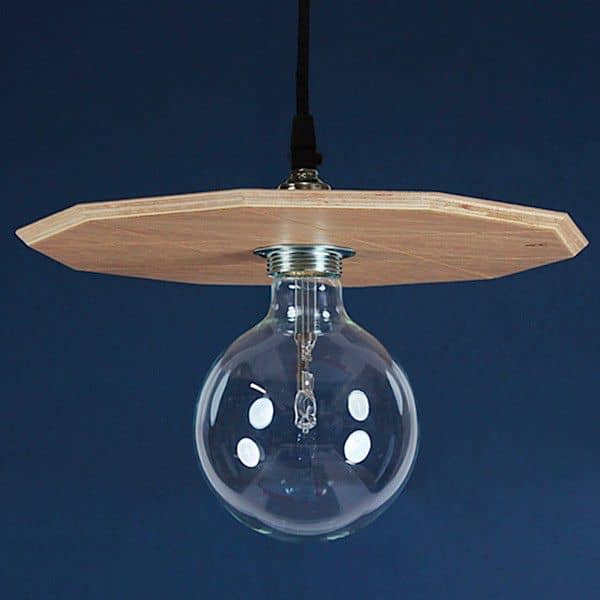 la Suspension, une suspension médium plaqué chêne livrée complète avec ampoule halogène et câblage, design éco-responsable