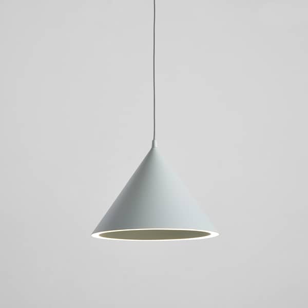 ANNULAR lâmpada pingente: um círculo perfeito de luz registrado no perímetro cônica, LEDs de iluminação, projetada pela MSDS estúdio para WOUD