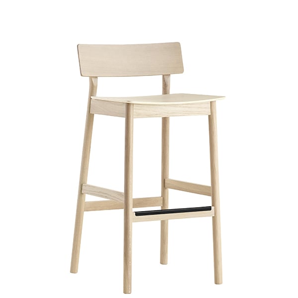 The PAUSE bar stool, built in solid wood, by Finnish designer Kasper Nyman