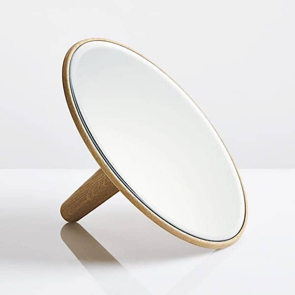 Specchi progettati in Danimarca: TIMEWATCH. Specchio, specchio della tasca, sbavatura e specchi per il trucco WOUD