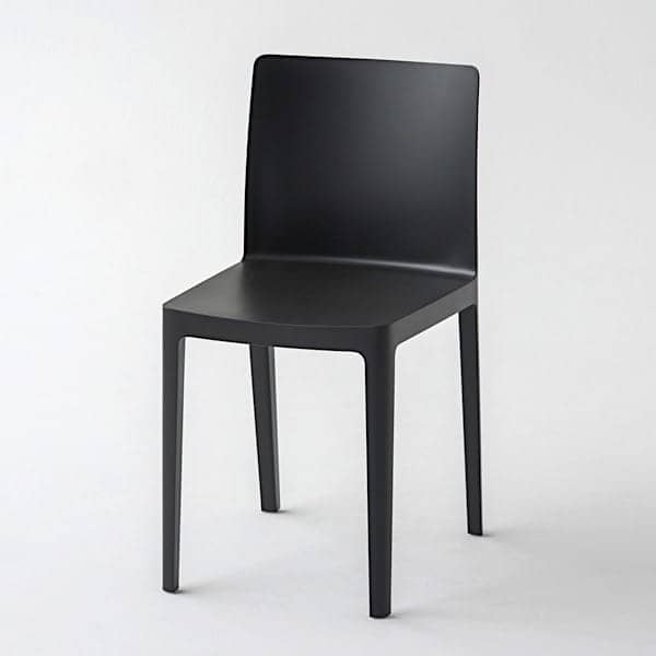 A cadeira ÉLÉMENTAIRE (elementar): não muito imponente, nem muito discreta, apenas perfeitamente equilibrada.