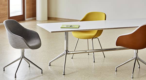AAT10 rectangular mesa de comedor, madera contrachapada, patas de aluminio, HAY.
