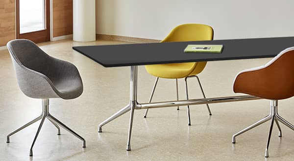 AAT10長方形のダイニングテーブル、合板、アルミ脚、 HAY 。