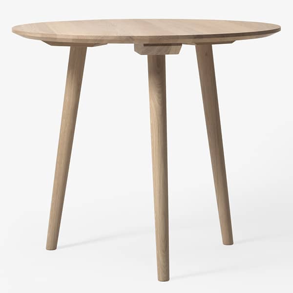 Στερεά και κομψά ξύλινα τραπέζια IN BETWEEN SK3 και SK4. AndTradition