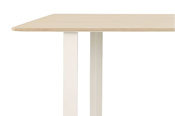 70/70、アルミ製テーブル、デザインと機能性