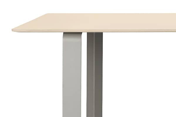 70/70, mesa de aluminio, diseño y funcional.