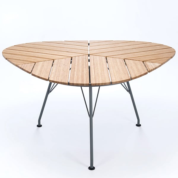 LEAF桌子，用竹和粉末涂层钢制成。 HOUE
