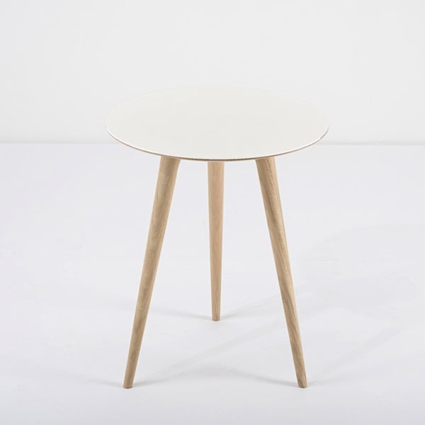 ARP, mesa lateral elegante e contemporânea, por GAZZDA