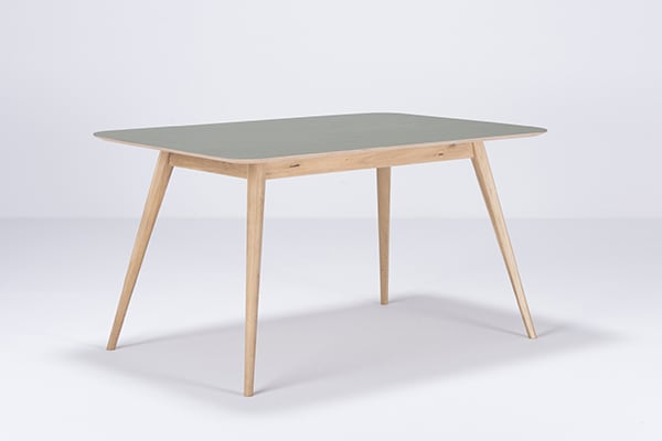 STAFA, elegant og raffineret massivt egetræsbord, af GAZZDA
