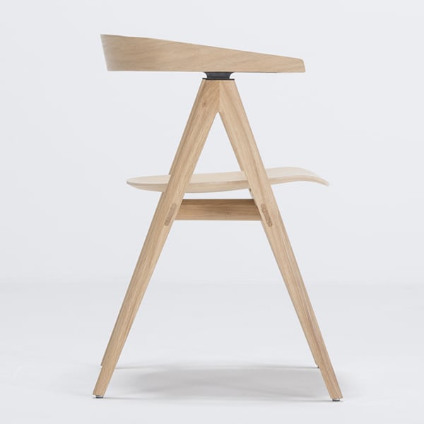 AVA, Design und gepolsterter Stuhl aus massiver Eiche, von GAZZDA