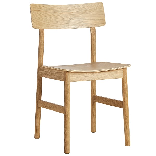 La chaise PAUSE, conçue en bois massif, par le designer finlandais Kasper Nyman