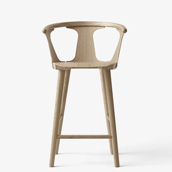 Cadeiras de bar de madeira com braços IN BETWEEN, SK7 SK8 SK9 SK10, por &TRADITION